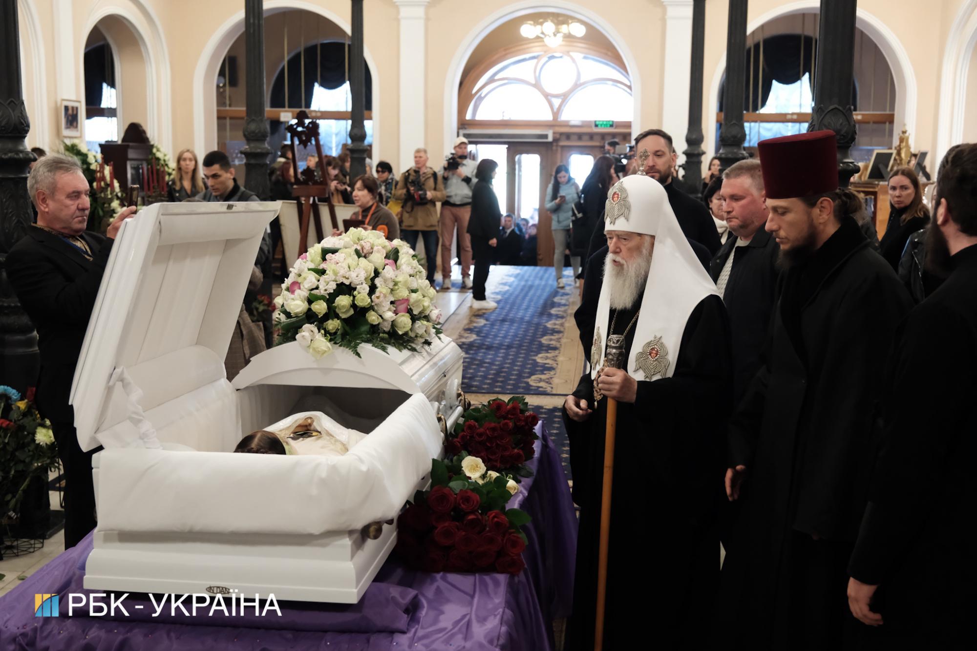 У Києві прощаються з Ніною Матвієнко: люди вишиковуються в чергу, щоб покласти квіти (фото)